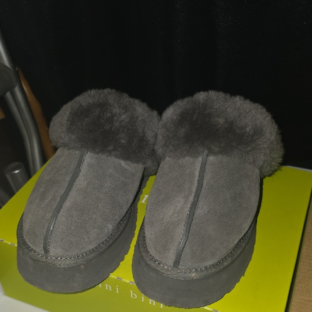 6 US UGG Charcoal Shearling Women's Slippers